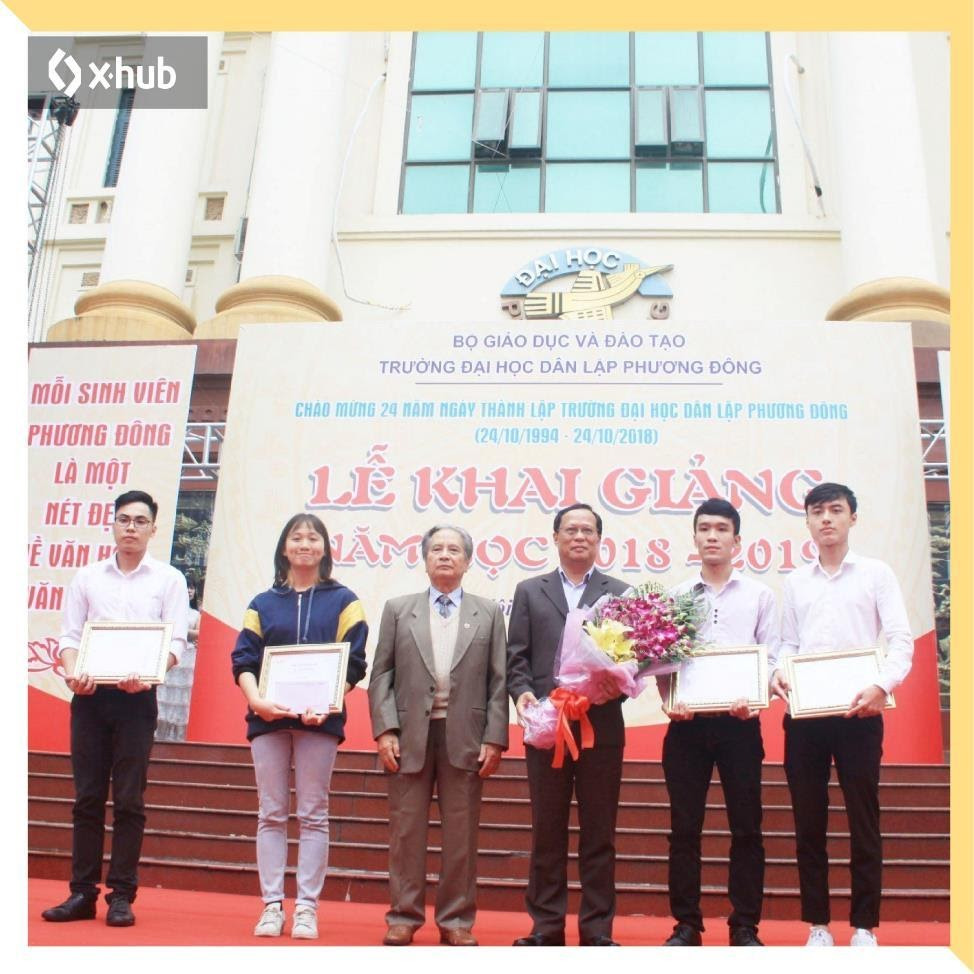 May be an image of 6 people, people standing and text that says "xhub BỘ GIÁO DỤC ĐÀO TẠO TRƯỜNG ĐẠI HỌC DÂN LẬP PHƯƠNG ĐÔNG MáI SINH VIÊN PHƯƠNG ĐÔNG LÀ MỘT NET ĐẸ Ề UĂN H JĂN CHÀO MỪNG 24 NĂM NGÀY THÀNH LẬP TRƯỜNG ĐẠI HỌC DÂN LẬP PHƯƠNG ĐÔNG (24/10/1994 24/10 LỄ KHAI GIẢNG ọC 018 2019"